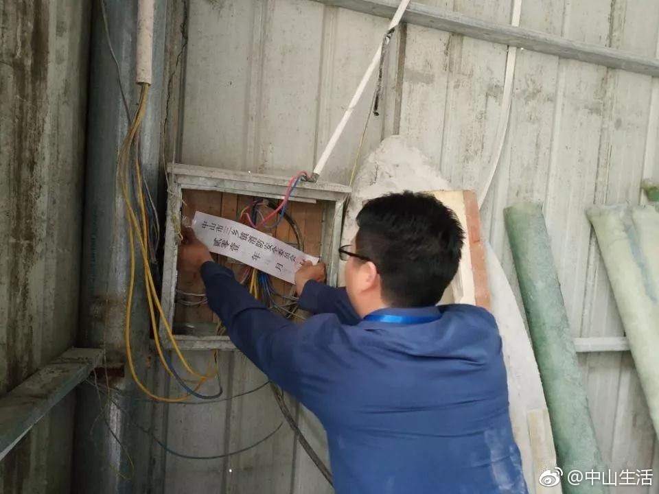 危險(xiǎn)！中山一廠房內(nèi)驚現(xiàn)21噸危化品，老板因違規(guī)經(jīng)營被警方控制